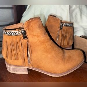 Suade like booties with fringe